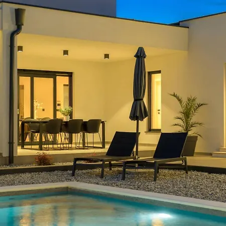 Beachfront Pool Appartement Lido Adriano