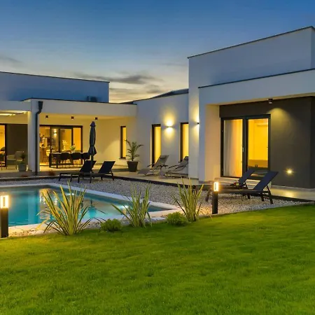 Beachfront Pool * Lido Adriano