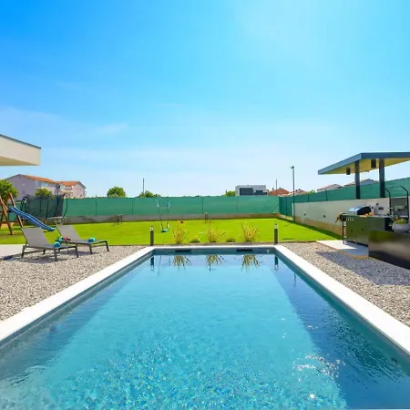 Beachfront Pool Appartement