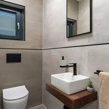 Beachfront Pool Appartement *