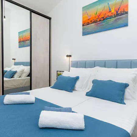 Beachfront Pool Appartement Lido Adriano