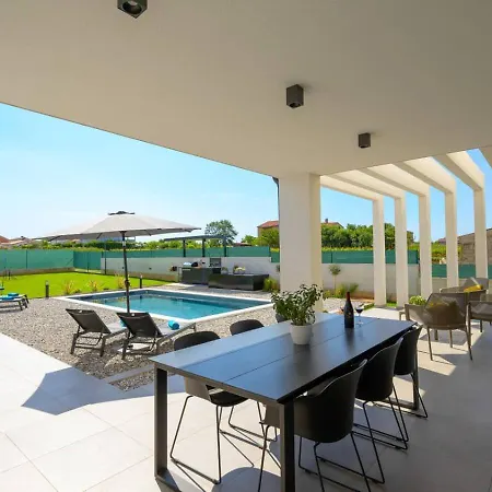 Beachfront Pool Appartement *