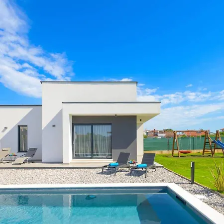 Beachfront Pool Apartment Lido Adriano