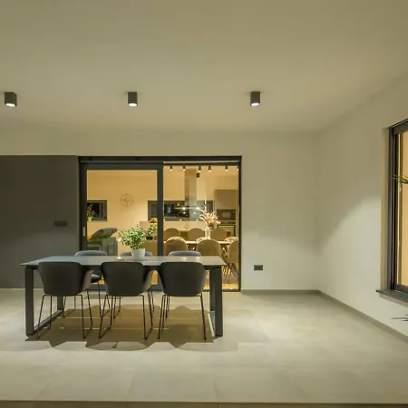 Beachfront Pool Apartment Lido Adriano